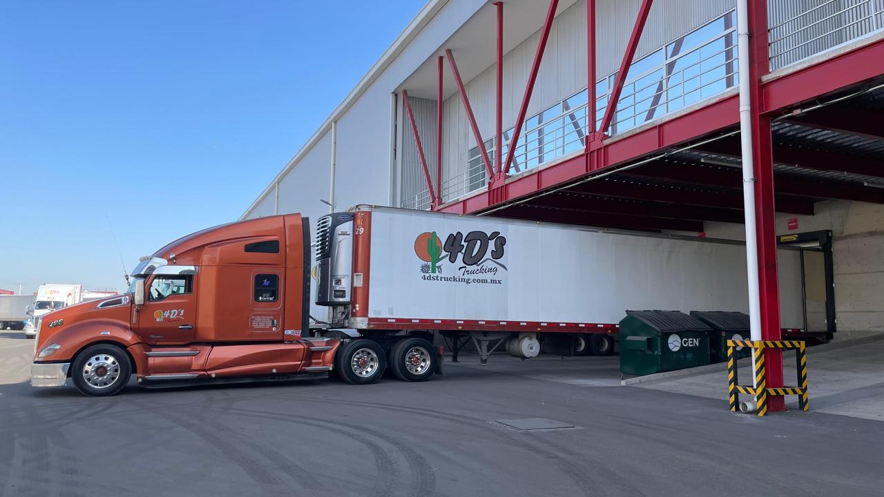 Freightliner negro con caja seca de 4D's Trucking unidad 420