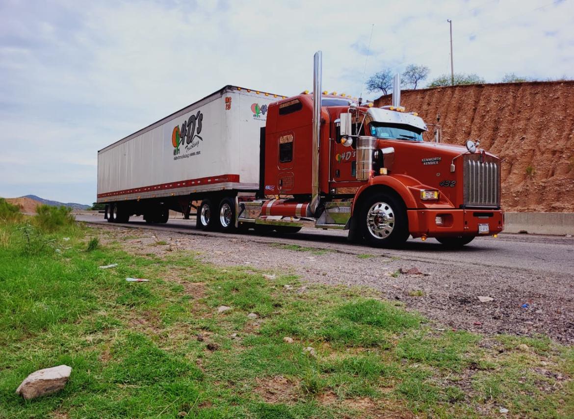 Kenworth de 4D's Trucking cruzando puente atirantado en carretera